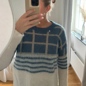 Blåvit rutig stickad tröja Munthe - Stickad tröja från Munthe som inte längre kommer till användning🩷