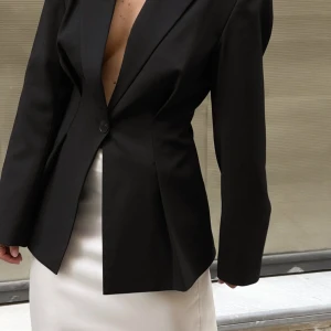 Kavaj nakd  - Skräddarsydd kavaj från nakd! Nypris va 900 kr! Bara använd 1 gång så i superfint skick! Storlek 32 men passar mig som brukar bära 34 oxå🥰 Öppen för prisförslag!