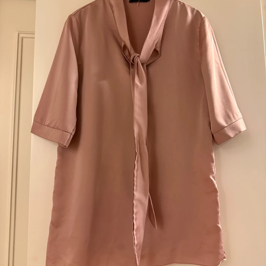 Rosa blus med knyt från Coal & Honey