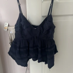 Mörkblått  linnetopp från Hollister - Supersöt mörkblått linnetopp från hollister! Pris kan diskuteras:) 