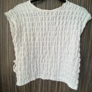 Vit topp - Säljer denna toppen ifrån zara i storlek XXS/XS ❤️