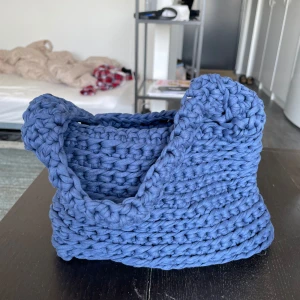  blå virkad handväska -  Väska i grovt virkat garn. Väskan har en mjuk och chunky känsla med rymligt fack. Pris kan diskuteras, kan skickas eller mötas upp🫶🏼
