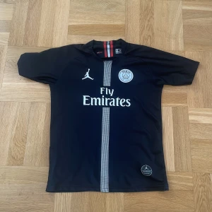 PSG Neymar Jr fotbollströja svart - Den är använd ibland 