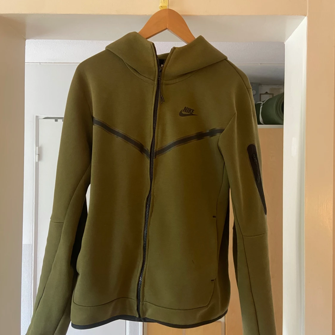 Olivgrön Nike hoodiejacka med dragkedja som är utbytt från original till en fungerande dragkedja.