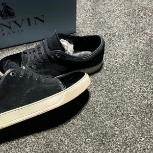 Mörkblå Lanvins  - Säljer dessa Lanvins med mörkblå mocka. Skorna är i ganska bra skick 8/10 lite smutsiga vilket går att fixa väldigt smidigt! Hör av dig vid minsta fundering🤝! Storleken är UK6 vilket motsvarar 41 ungefär 