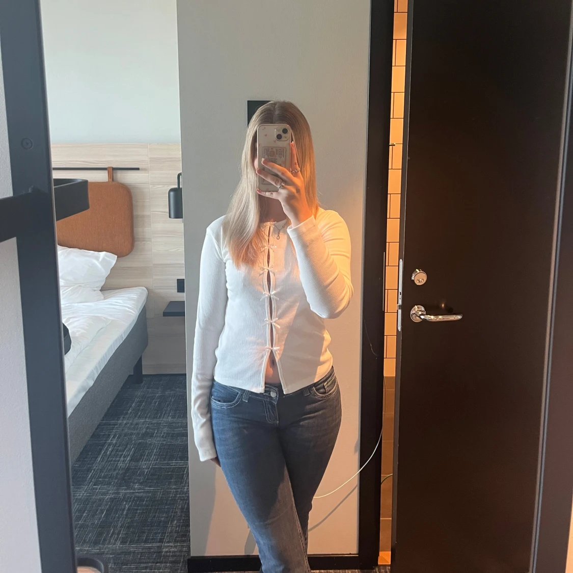 Vit ribbad topp med knyt framtill - 1