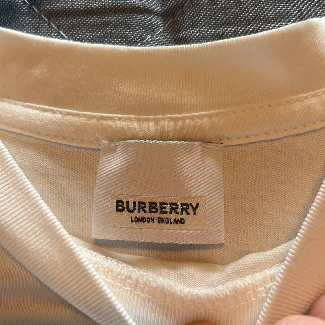 Vit Burberry t-shirt med rutiga ärmar - 1