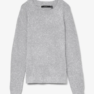 Ljusgrå stickad tröja  - Mysig ljusgrå stickad tröja från Vero Moda med rund halsringning och långa ärmar. Perfekt för lager-på-lager och chill dagar. Tröjan har ribbade muddar vid ärmslut och nederkant för extra komfort.