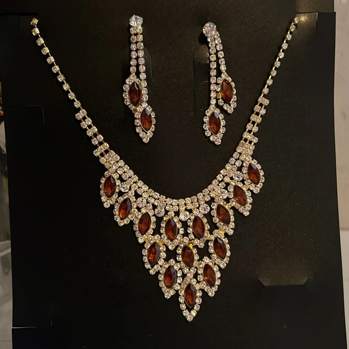 Glittrigt halsband och örhängen set - 1