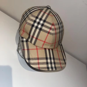 Burberry keps NY - NY 🌟 Aldrig använd.  Min kille har fler kepsar han säljer av nu så bara att kolla in profilen 💕Hör av dig vid eventuella frågor eller prisförslag ☺️