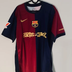 FC BARCELONA 2024/25 X CACTUS JACK hemma tröja Fan edition Storlek L. - FC BARCELONA 2024/25 MATCH HOME X CACTUS JACK JERSEY fan limited edition. Vi har S, M, L och XL i lager. Vi mötts upp, vi skickar inget för tillfället. Slussen, Skanstull, TC, Liljeholmen funkar bäst som mötesplats. Vi har tröjor i top kvalité och du kan få tröjan snabbt. För fler storlekar och andra tröjor i framtiden följ: Fotbollspalatset på Instagram. Swish eller kontanter