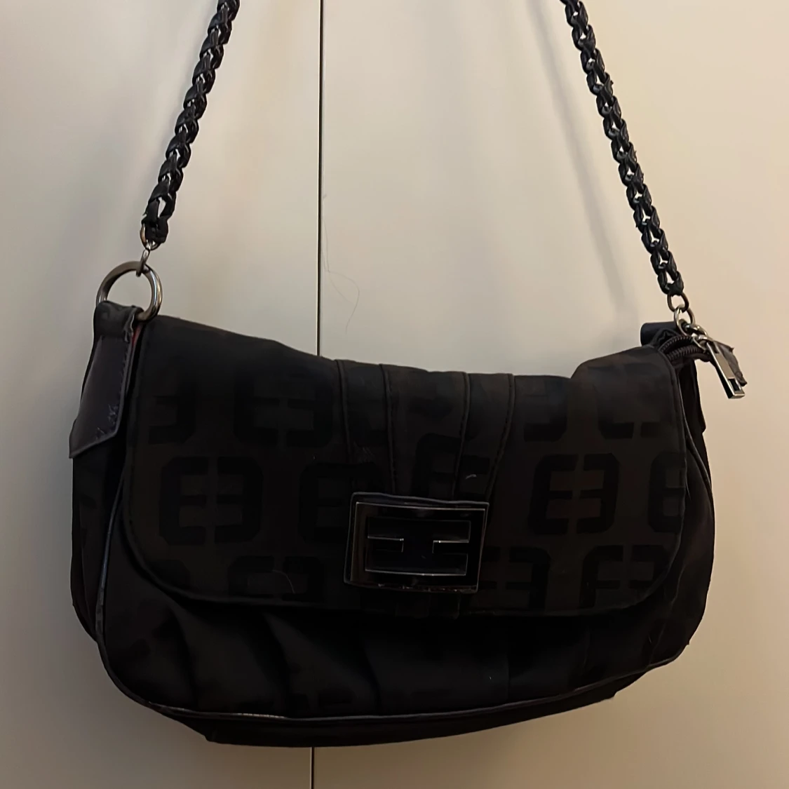 Svart axelväska  - 1