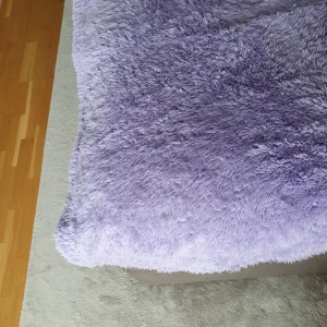 Gosigaste filten - Säljer den mest gosiga filten någonsin! Gjord av 100% polyester vilket gör den lätt, silkeslen och mycket fluffig. Den är stor i storleken (180x130 cm) - perfekt att gosa in sig i. Gräddelin/lilarosa i färgen. Knappt använd och är i nyskick. Tvättad i tvättmaskin innan försäljning. Djur- och rökfritt hem.