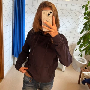 Mysig hoodie - Mörkblå/svart hoodie i lite tunnare tyg, jätteskön och använd en del men i bra skick ändå🤗❤️