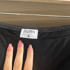 Svart långkjol från Filippa K - Enkel och stilren svart långkjol från Filippa K i mjukt och stretchigt material. Kjolen har en rak passform och resår i midjan, vilket gör den superbekväm och lätt att styla till olika looks.