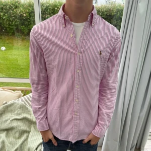 Ralph lauren oxford rosa randig - En riktigt fet o stilren ralph lauren skjorta i storlek S slim fit. Rosa randig vilket är perfekt till sommaren. Grabben på bilden är 185 cm lång o väger 70 kg hör gärna av er vid funderingar mvh AeCloset!💯
