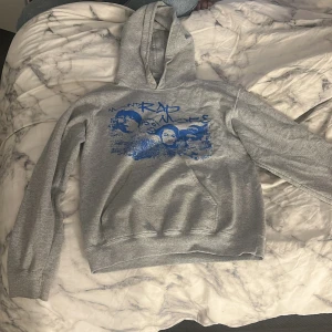 Grå hoodie Mount Rap More tryck - Snygg grå hoodie med blått Mount Rap More-tryck framtill. Tröjan har huva, magficka och långa ärmar. I storlek S, andvänd få gånger💗pris kan diskuteras💗