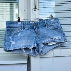 Lowrise Jeansshorts - Snygga jeansshorts i mycket fint skick, inga defekter😇💓 De är 42cm rakt över midjan, 16,5cm grenhöjd, 21cm långa mätt på sidan och ca 28,5cm rakt över låret💓 Inte stretchiga!