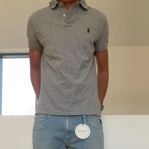 Ralph Lauren Piké  - Säljer en as fet Ralph Lauren piké i färgen grå. Tröjan är i strl M och sitter också som en, hör gärna av er vid frågor eller funderingar!!