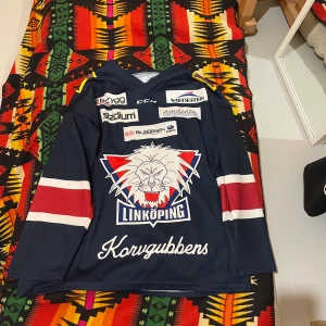 Linköping Hockey Matchtröja - Mörkblå Linköping hockeytröja i fint skick utan defekter, använd ett tiotal gånger. Storlek Medium. Pris kan diskuteras.