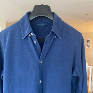 Ralph lauren skjorta  - Säljer denna rikigt feta Ralph lauren skjortan!⭐️Storlek L !🤝Skick : 9,5/10!🙌Hör gärna av er om ni har funderingar!👍