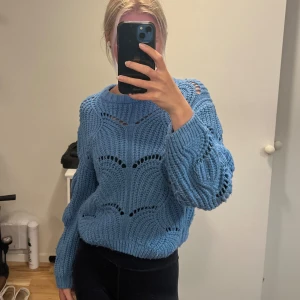 Blå stickad tröja med mönster - Supermysigt blå stickad tröja med hålmönster från Gina Tricot. Lite nopprig men annars gott skick. 💕