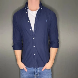 Ralph lauren skjorta - Hej säljer nu min fina Ralph lauren skjorta i storlek M. Den är i bra skick och kommer vara otroligt snygg nu i sommaren. Nypris cirka 1600kr!🌊🍾