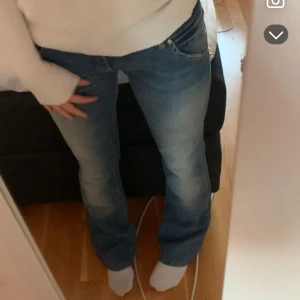 Blå lågmidjade bootcut jeans - Blåa lågmidjade bootcut jeans som jag tyvärr måste sälja för dom blivit för små för mig! Dom är i bra skick💕🫶🏼midjemått tvärs över: 38cm innerbenslängd: 78cm