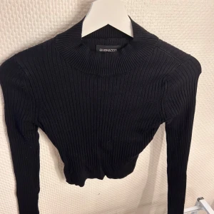 Svart ribbad tröja från Even&Odd - Snygg svart ribbad tröja från Even&Odd med lång ärm och tight passform. Tröjan har högre krage och är perfekt att styla med jeans eller kjol. Materialet är stretchigt och sitter riktigt bra på kroppen.