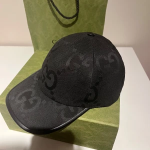 Gucci keps - Iprincip ny 🌟 Ej solbränd eller defekt överhuvudtaget. Kvitto och tillbehör finns om det önskas med vid köp. Min kille har fler kepsar han säljer av nu så bara att kolla in profilen 💕Hör av er vid eventuella frågor eller prisförslag ☺️