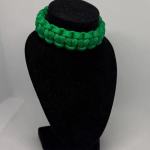 Paracordarmband grönt unisex - 🌟 Unikt handgjort paracord-armband – 18,5 cm 🌟  Stilrent, starkt och iögonfallande! Detta armband i en intensiv grön färg är knutet för hand i slitstark paracord och passar perfekt för dig som vill ha ett smycke som sticker ut. Med sin breda design ger det ett kraftfullt intryck – lika snyggt till vardags som till festival eller äventyr!  ✅ Längd: 18,5 cm ✅ Justerbart knäppe (kan anpassas vid behov) ✅ Hållbart och bekvämt ✅ Perfekt present till någon du tycker om – eller till dig själv!