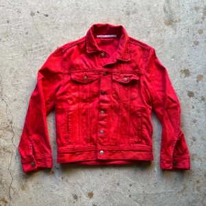 Röd waxed jeansjacka - Jeans jacka med röd waxning. 