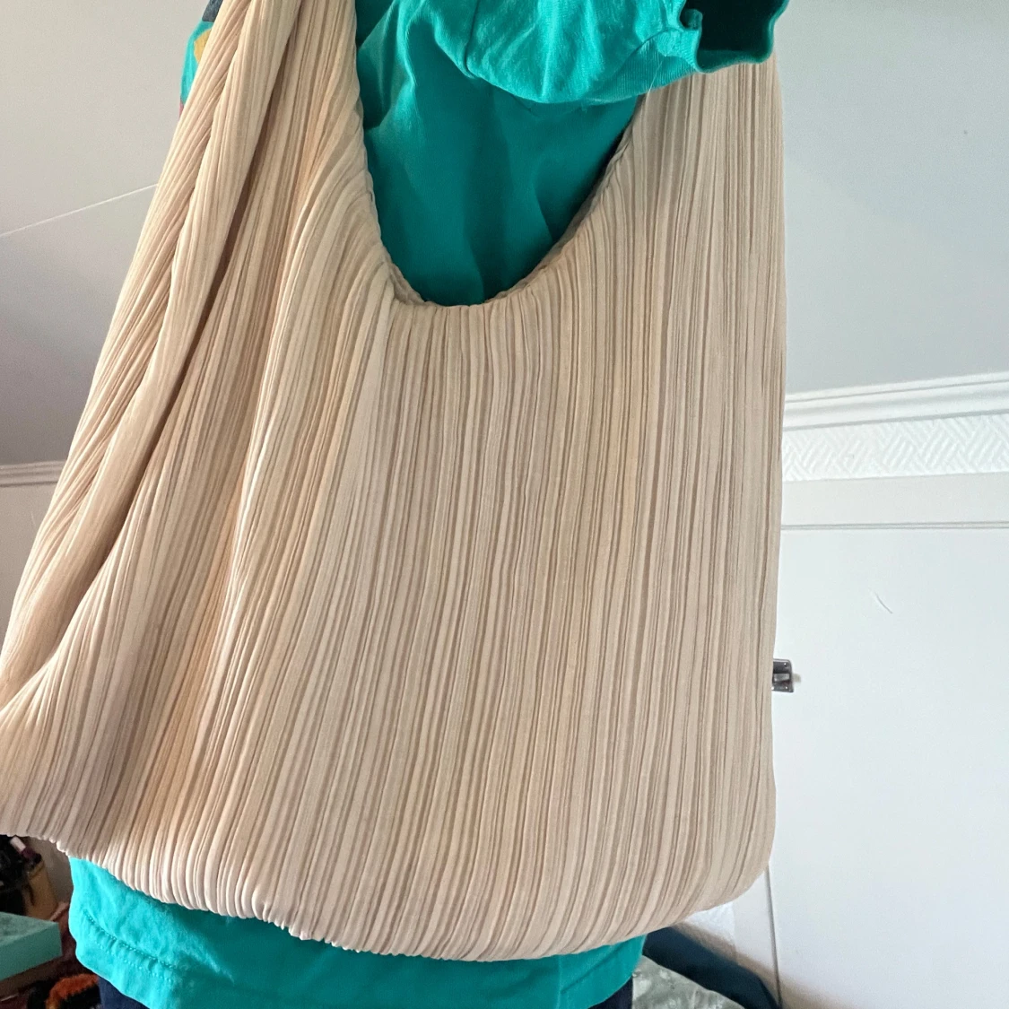 Beige plisserad axelväska - 1