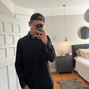 Svart skjorta från Stenströms i XL - Snygg och enkel svart skjorta från Stenströms. För stor för mig då jag vanligtvis har M-L. Skjortan är oanvänd men har inte kvitto