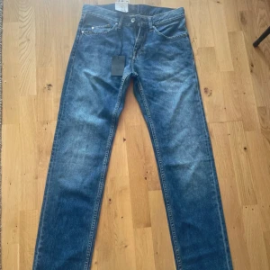 Blå jeans från Tiger of Sweden - Snygga blå jeans från Tiger of Sweden med klassisk femficksdesign och raka ben. Jeansen har normal passform och är i nyskick! 