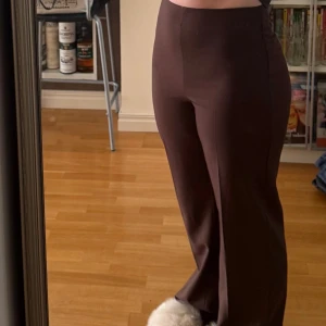 Bruna kostymbyxor  - Ett par bruna högmidjade kostymbyxor med dragkedja på sidan. Använts några enstaka gånger