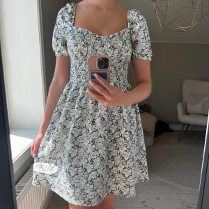 Blommig klänning - Supersöt klänning, helt perfekt till sommaren 💘🌸 inga defekter, använd fåtal gånger!! 