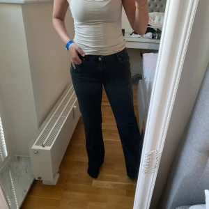 Svarta wide jeans midwaist 29/32 - Säljer ett par svarta jeans med midwaist och wide fit. De har klassisk femficksdesign och raka, vida ben. Perfekta om du gillar en avslappnad men ändå snygg look. Storlek 29 i midja och 32 i längd.
