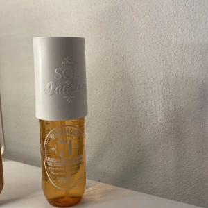 Sol de Janeiro 71 - Brazilian Crush Cheirosa 71 från Sol de Janeiro är en hår- och kroppsmist. Knappt andvänd som ni ser på bilden.❤️90 ml. Lukatar gott men andvänder inte så tänkte jag kunde sälja den!