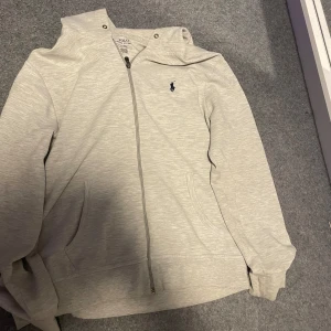 Ralph lauren zip - En polo Ralph lauren zip som är äkta, har tyvär inga bevis men den ha bra kvalite och syns att den är äkta! Hör av er vid funderingar! Nypris ca 1700
