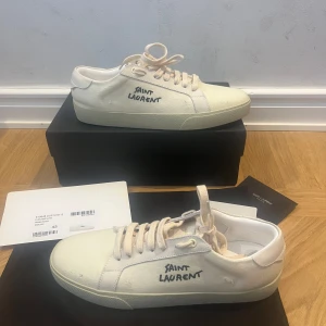 Saint laurent sl/06 st 43 - Ett par fina skor från saint laurent i storlek 43, skick är nog 9/10 inga större skador eller fläckar. Skickas med lådan, dustbag och korten. Skriv vid någon fundering✅