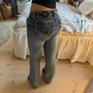 Miss Me jeans - Jättesnygga Miss Me jeans med vingar på bakfickorna. Står att de är storlek 30, passar perfekt på mig som vanligtvis har storlek xs/s och är 172 cm! Midja rakt över - 38cm, innerbenslängd - 81cm.