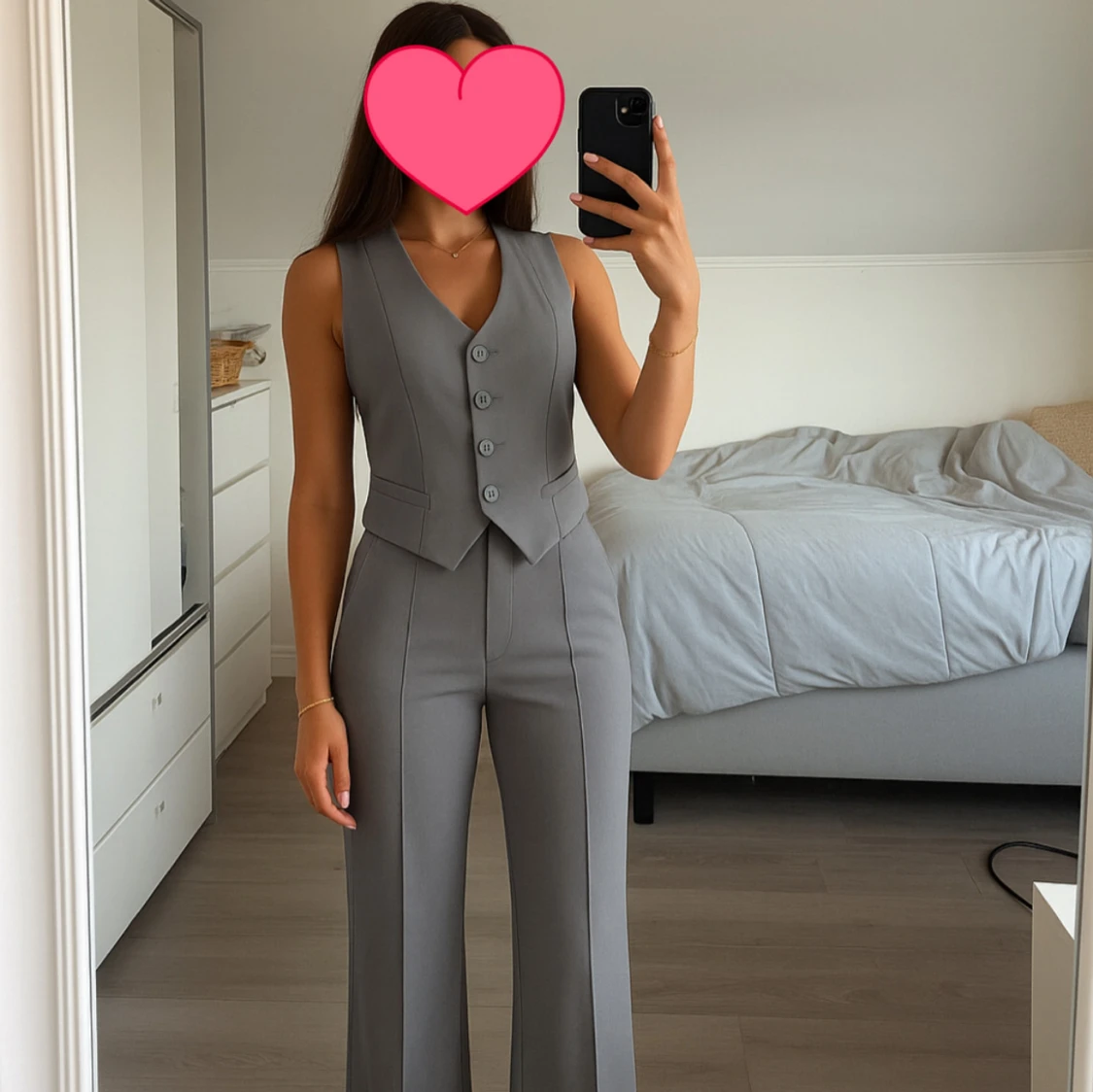 Grå väst med knappar och v-ringning med en fin matchande byxa