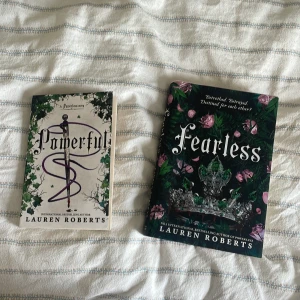Powerless serie, bok 1.5 & 3 - Boken Powerful är i pocketformat medan boken Fearless är inbunden. Köp Powerful för 40kr, fearless för 50kr, båda för 80kr.