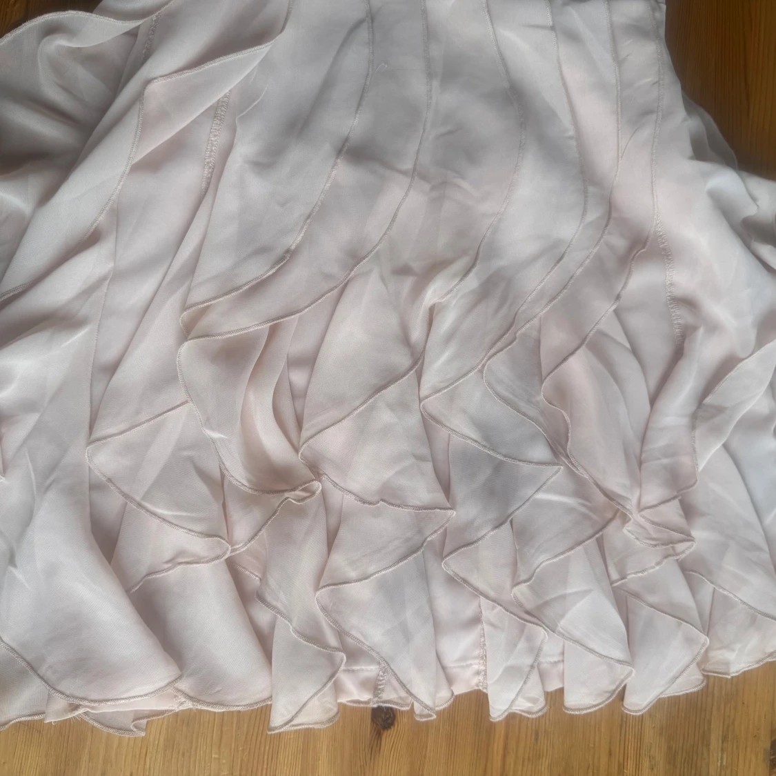 Svart och ljusrosa volangklänning - 4