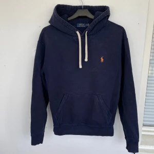 Ralph Lauren Marinblå Hoodie - Sjukt snygg och trendig Polo Ralph Lauren Marinblå hoodie i storlek S men skulle säga att den passar XS/S. Skick: 8/10. Fraktar spårbart med PostNord/Instabox/Bring. Hör av dig vid funderingar!🤩