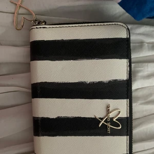 Victorias secret plånbok - Aldrig använd! Många fack, även ett VS kort inuti!💕