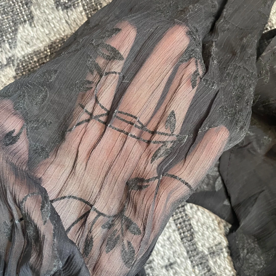 Svart blommig blus med volang - 1