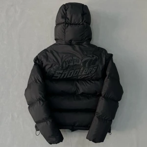 Trapstar shooters hooded puffer jacka - helsvart/reflexer på loggor, helt ny säljer för den inte passa mig, bara prövad aldrig använd. Vet ingenting om trapstar personligen men skriv för mer info/bilder, storlek S ❤️☺️man kan ta av luvan och sätta på 