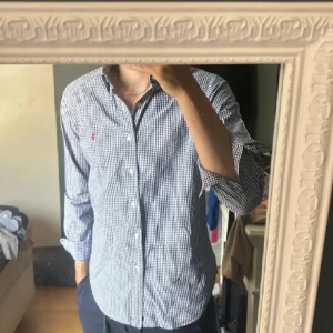 Rutig skjorta från Ralph Lauren - Säljer nu av en äkta Ralph Lauren skjorta, köpt inför sommaren men då vädret vart jag bor inte bjudit upp till något direkt kanon väder så säljer jag av skjortan då den inte kommer till användning.   Storlek S men passar M Priset inte hugget i sten😃🤝